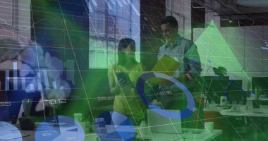 İşbirliği yapan iki meslektaşım, büro masasındaki mali verileri tablet dosyasıyla analiz ediyorlar. Profesyonel, takım çalışması, üretkenlik, modern, kurumsal, yenilik, dijital