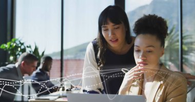 Ofis odasında dizüstü bilgisayara yaslanmış kahve fincanlarıyla iş birliği yapan profesyoneller. Takım, yenilik, şirket, iletişim, çalışma alanı, takım çalışması, modernite