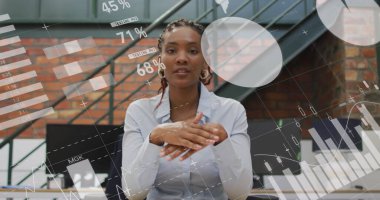 Düğmeli gömlekli bir iş kadını modern ofisteki yüzen veri tablolarını dizüstü bilgisayarla inceliyor. Profesyonel, çağdaş, kurumsal, analitik, iş, çalışma alanı, teknoloji