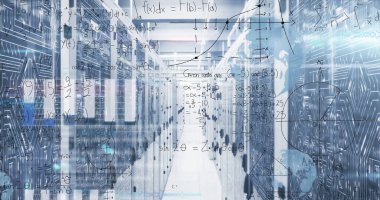 Veri merkezi koridorunu yanıp sönen LED 'ler ve matematik örtüsüyle renklendiren sunucu rafları. Teknoloji, siber güvenlik, fütüristik, dijital, yenilik, bilimsel, ağ