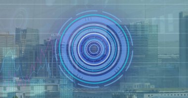 Şehrin çatısını kaplayan dairesel HUD görüntüleme, deniz mavisi ve morumsu çizgiler ve yüzde etiketleri. Gelecekçi, kentsel, teknoloji, veri, dijital, arayüz, gökdelen