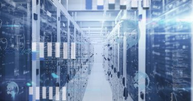 Veri merkezi koridoru, sunucu rafları, ağ kabloları, LED ışıkları ve yüzen kaplamalarla ortaya çıkıyor. Teknoloji, altyapı, siber güvenlik, yenilik, dijital, gelecekçi, ağ oluşturma