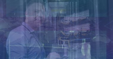 Tişört giyen teknisyen veri merkezi koridorunda rafları tarıyor. Tablet, grafik ve fotokopi alanı da var. Teknoloji, altyapı, siber güvenlik, dijital, ağ oluşturma, profesyonel, gelecekçi