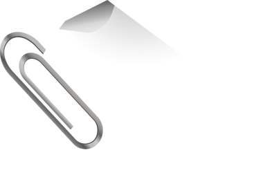 Gümüş ataç, düz bir şekilde yırtılmış beyaz kağıt taşıyor, şeffaf arka planda köşe kıvrımlı. Kırtasiye, ofis malzemeleri, minimalizm, daire tasarımı, markalaşma, organizasyon, belge yönetimi