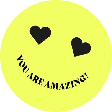 Düz dizayn gülen yüz, şeffaf arka planda, kalp gözleri ve metin gülüşüyle süzülüyor. Düz tasarım, minimalizm, neşeli, neşeli, olumlu, dijital illüstrasyon, modern