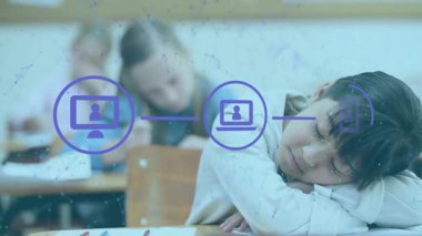 Sınıf masasında uyanan kız öğrenci canlı mor monitör, dizüstü bilgisayar ve telefon simgeleri birbirine bağlanıyor. Eğitim, çocukluk, öğrenme, teknoloji, odaklanma, merak, takım çalışması