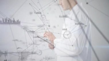 Veri mühendisi tableti tıklayarak ve ağ grafiklerini kaydırarak, kamera veri incelemesi için döner. Teknoloji, yenilik, dijital, analitik, fütüristik, arayüz, siber güvenlik