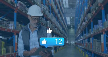 Hardhat depo çalışanı tablet tıklayarak yükselen başparmak sayısıyla baloncukları kontrol ediyor. Sanayi, teknoloji, lojistik, envanter, otomasyon, modern, üretkenlik