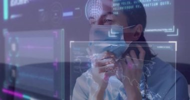 Maskeyi ayarlayıp yüz kalkanını takarak titreşen verilere tıbbi profesyonellerin tepkisi. Sağlık, teknoloji, yenilik, veri görselleştirme, güvenlik, profesyonellik, modern