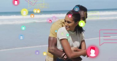 Sohbet simgeleriyle kumsalda kucaklaşan bir çift online bağlantının etrafında dönüyorlar. Romantizm, şefkat, yakınlık, dijital iletişim, sükunet, dinginlik, aşk