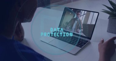 Dişi meslektaşım, titreşimli halkalarla dizüstü bilgisayarın başına geçerek veri korumayı başlatıyor. Siber güvenlik, dijital, modern, profesyonel, teknoloji, yenilik, koruma