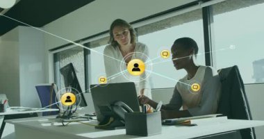 Dizüstü bilgisayarı işaret eden, iş arkadaşlarını avatarlar ve iş ağı oluşturan mesaj simgeleri olarak gösteren kadın. İşbirliği, iletişim, ağ oluşturma, takım çalışması, modern, profesyonel, dijital