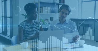 Dizüstü bilgisayarda el kol hareketi yapan, ofis verilerini analiz eden, grafikler çizen, daktilo yazan bir bayan. İşbirliği, takım çalışması, veri analizi, modern çalışma alanı, iş toplantısı, dijital tablolar, profesyonel ortam