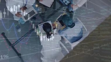 Tıbbi ekip düzenleme cihazları, cam masadaki tabletleri tıkırdatma planlama için finansal verileri canlandırma. İşbirliği, veri analizi, profesyonellik, modern, yenilik, takım çalışması, dijital