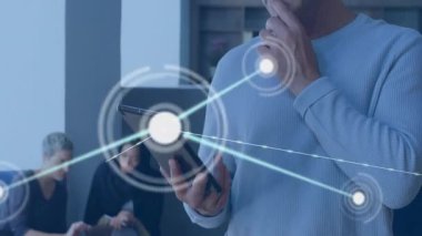Yetişkin adam tablet ekranını tıklatıyor ve arttırılmış gerçeklik ağı analizi için veri düğümlerini görselleştiriyor. Teknoloji, işbirliği, yenilik, dijital, fütüristik, iş dünyası, veri