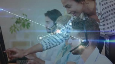 Müşteri servisi daktilo ediyor, denetleyici rehberlik ediyor, analitik görüşler için ağ örtüsü oluşturuyor. İşbirliği, takım çalışması, dijital, bağlantı, profesyonel, modern, iletişim