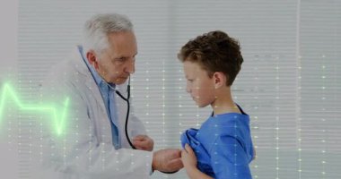 Doktor, erkek göğsüne steteskop yerleştiriyor ve muayene sırasında EKG dalgalarını izliyor. Sağlık, ilaç, pediatrik, profesyonellik, konfor, teşhis, klinik