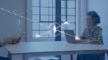 Meslektaşlar tablet ve daktilo kullanıyor, bulutları birbirine bağlayan teknoloji ağı kuruyor ve insanların simgelerini oluşturuyor. İşbirliği, bağlantı, dijital, iletişim, modern, takım çalışması, yenilik