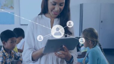 Sınıf öğretmeninin tableti tıklaması öğrenci bağlantısını gösteren ağ simgelerini etkinleştiriyor. Eğitim, teknoloji, işbirliği, dijital, öğrenme, yenilik, iletişim