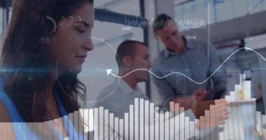 Ayakta duran adam tableti alıyor, teknik inceleme için veri tablolarını gösteriyor ve iş arkadaşı gözetimi yapıyor. İşbirliği, takım çalışması, yenilik, dijital, analiz, modernite, profesyonel