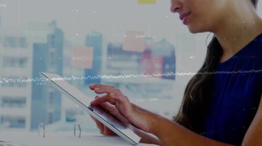 İş kadını tableti tıklatıyor ve holografik çizelgeyi aşırıyor. Analizler için veri bilgilerini ortaya çıkarıyor. Teknoloji, kentsel, minimalist, yenilik, veri, dijital, profesyonel