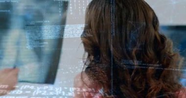 Göğüs röntgeni tutan kadın hekim hastanın dikkatini çekiyor. İşaretçiyle danışmanlık yapıyor. Tıbbi, sağlık, profesyonel, teşhis, muayene, klinik, sağlık