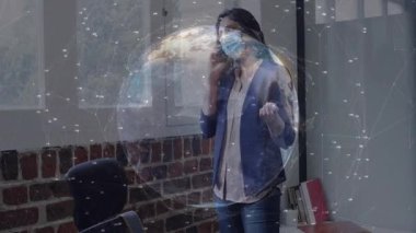 Kadın profesyonel akıllı telefon görüşmesi yapıyor ve iş teknolojisi için dönen şebeke dünyasını gösteriyor. Yenilik, bağlantı, kurumsal, modern, işbirliği, dijital, işgücü