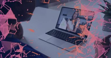 Sunucu ağ kaplamalı diyagramları çevirirken görüntüleyici iş görüşmelerine katılan dizüstü bilgisayar açıyor. Uzaktan işbirliği, dijital iletişim, çevrimiçi toplantı, profesyonel çalışma alanı, görsel sunum, yenilik, ağ oluşturma