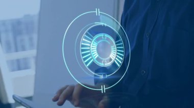 Orta yaşlı bir adam tablet ekranı tıklatıyor ve iş görüşü için dairesel arayüzü kontrol ediyor. Futuristik, teknoloji, arayüz, yenilikçi, profesyonel, dijital, kurumsal