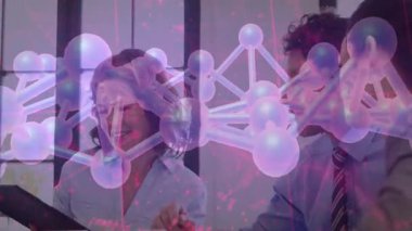 Tablet okuyan bir kadın, bilim konuşmasında moleküler örtüyü gösteren bir adam olarak veri okuyor ve sonra tokalaşıyor. İşbirliği, yenilik, teknoloji, bilimsel, takım çalışması, profesyonel, fütürist