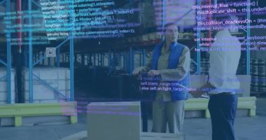 Depo çalışanı tableti bilgisayarda kutu içeriğini analiz etmeden önce yöneticiye veriyor. Teknoloji, takım çalışması, lojistik, sanayi, işbirliği, verimlilik, endüstriyel tasarım