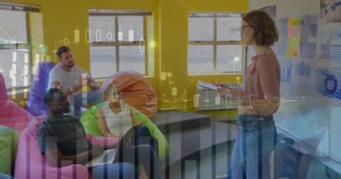 Takım lideri tıklama tableti ve sunum grafiği aktarma çubuğu gösterilirken güncelleme için. İşbirliği, modern, enerjik, takım çalışması, beyin fırtınası, yenilik, çalışma alanı