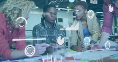 Tasarım ekibi üyesi işaretleyiciyi baş tasarımcıya veriyor ve tasarım verilerini vurgulayan çizelgeler başlatılıyor. İşbirliği, takım çalışması, beyin fırtınası, yaratıcı süreç, modern ofis, veri analizi, görsel iletişim