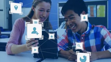 Gençler sosyal medya simgelerini kullanarak ekranları tıkırdatan yüzen simgeler gibi sınıflara yaslanıyorlar. Teknoloji, gençlik, iletişim, bağlantı, dijital, yenilik, eğlence