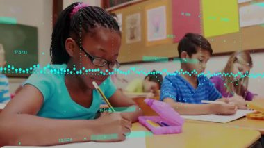 Kamera geri çekiliyor, okul kızı sınıf ödevi yazıyor, öğretmen yürüyor, kız durup gülümsüyor. Sınıf, eğitim, öğrenim, öğrenciler, akademik, gençlik, takım çalışması