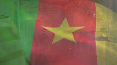 Kamerun bayrağı, askeri ekibin dumanlı depoda ilerlediğini ve odaları temizlediğini gösteriyor. Taktik, savaş, güvenlik, sanayi, gizlilik, takım çalışması, strateji