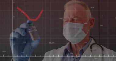 Kıdemli erkek doktor, yeşil şişeyi incelemek için kırmızı şebekeye bakıyor. Tıbbi, sağlık, araştırma, laboratuvar, teşhis, klinik, analiz