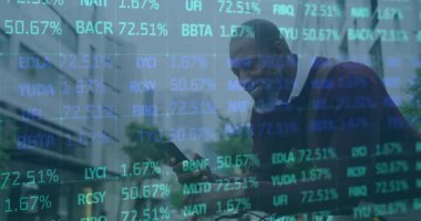 Akıllı telefonları dinleyen, finans uygulaması açan ve şehir bankındaki hisse senetlerini izleyen sıradan bir adam. Kentsel, profesyonel, modern, teknoloji, finans, veri, yaşam tarzı