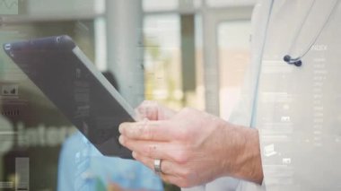 Sağlık hizmetleri resepsiyonunda hasta veri incelemesi için doktor tableti tıklatıyor ve yakınlaştırılıyor. Tıbbi, teknoloji, profesyonel, modern, tanı, sağlık, dijital