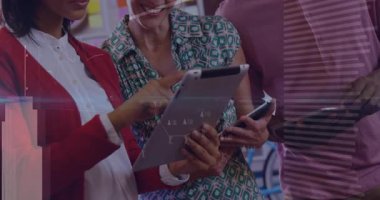 Ekip, akıllı telefonlardan destek iş analizi aldıktan sonra tablet dinleme tablosu etrafında toplanıyor. İşbirliği, takım çalışması, veri, yenilik, teknoloji, analiz, strateji