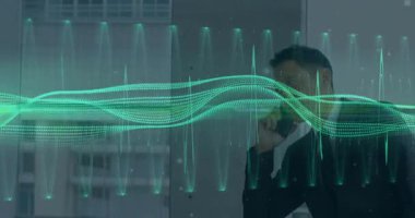 İş adamı ofis penceresinden cep telefonunu alırken yeşil dalga biçimi arama verisini görüntülüyor. Profesyonel, iletişim, teknoloji, şehir, şirket, zarafet, bağlantı