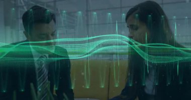 İş arkadaşları yeşil dalga formu tarafından tetiklenen klasörü açıyor, grafik verilerini inceliyor ve işaretliyor. İşbirliği, takım çalışması, araştırma, analitik, yenilik, şirket, iletişim