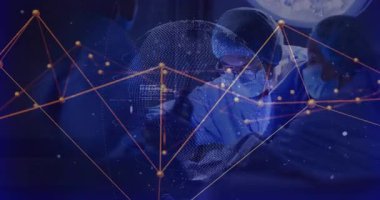 Tıbbi lamba altında ameliyat yapan bir cerrah, 3 boyutlu bir küre canlandırma kodu gibi görünen verileri görselleştiren düğümler. Tıbbi, yenilik, teknoloji, işbirliği, fütüristik, sağlık, dijital