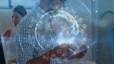 Profesyonel tıkırtı tableti ve holografik veri katmanlarının tekrar gözden geçirilmesine neden oluyor. Dijital, yenilik, fütüristik, takım çalışması, teknoloji, iletişim, ağ