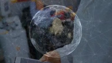 Ağ küresi, hasta güncellemesi için stetoskop kullanarak kliniğin açılışını yapan doktor üzerinde dönüyor. Tıbbi, yenilik, teknoloji, sağlık, işbirliği, modern, dijital