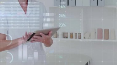 Klinikte tablet tıklayarak, çizelgeleri kaydırarak veri incelemesini başlatan tıbbi uzmanlar. Sağlık, teknoloji, yenilik, veri analizi, klinik, hassasiyet, teşhis