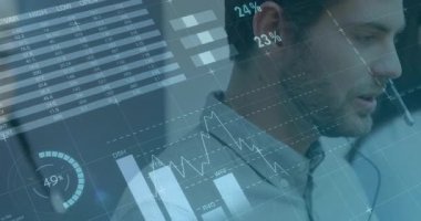 Kulaklıklara konuşan destek ajanları takip için şeffaf kaplama canlandırma haritaları oluşturuyorlar. Analizler, teknoloji, şirket, veri görselleştirme, takım çalışması, profesyonellik, modern