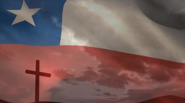 Kamera dışı esinti, Şili bayrağının dalgalanması ve katlanması, yıldızı ortaya çıkarması ve çapraz silueti canlandırıyor. Vatanseverlik, manzara, sembolizm, alacakaranlık, canlı, miras, açık hava