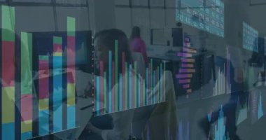 Meslektaşları tableti işaret eden mali ölçümleri analiz ederken monitörlerde beliren dijital grafikler. İşbirliği, veri, analitik, iş, yenilik, teknoloji, takım çalışması