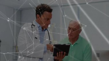 Erkek doktor tableti tıkırdatıyor ve hastaya sonuçları açıklarken tıbbi ağ örtüsü gösteriyor. Tıbbi, teknoloji, dijital, sağlık, iletişim, işbirliği, yenilik